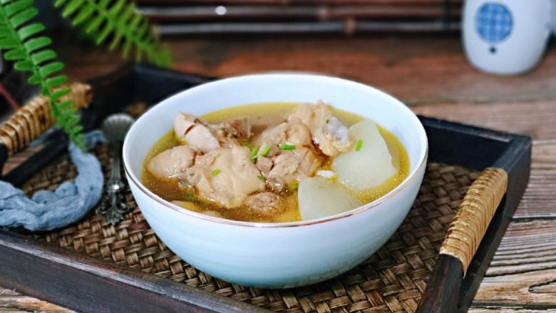 白萝卜汽锅鸡,盛出撒上葱花。