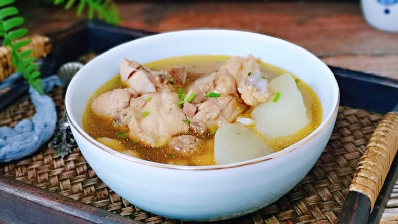 白萝卜汽锅鸡,鲜的眉毛掉下来。连汤带肉,萝卜全部吃光哈~