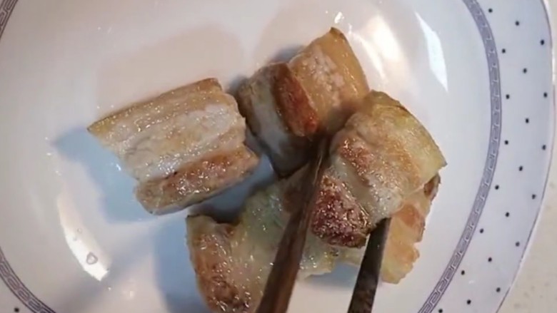 红烧肉,然后捞出备用