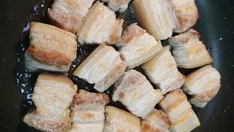 红烧肉,放入锅中煎出肥油