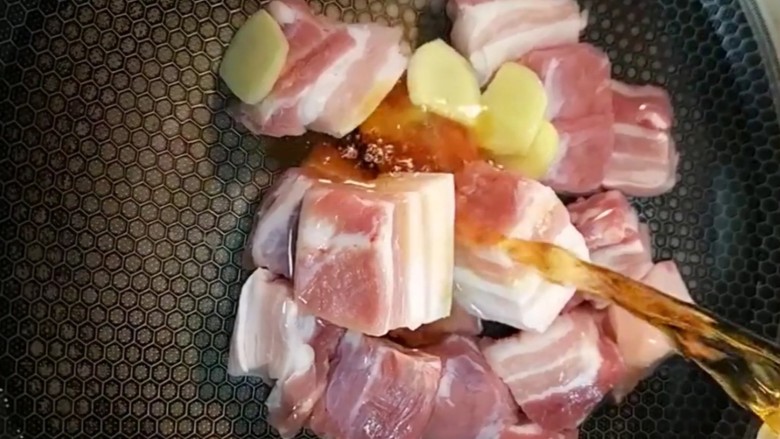 红烧肉,切好的<a style='color:red;display:inline-block;' href='/shicai/ 428'>五花肉</a>凉水下锅加姜片，料酒焯水