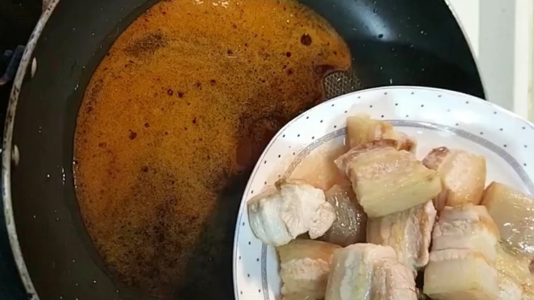 红烧肉,炒至枣红色，下入五花肉翻炒上色