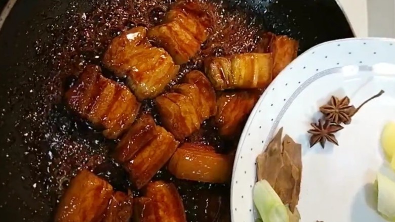 红烧肉,炒上色后加葱姜，<a style='color:red;display:inline-block;' href='/shicai/ 695'>八角</a>，<a style='color:red;display:inline-block;' href='/shicai/ 710'>桂皮</a>，<a style='color:red;display:inline-block;' href='/shicai/ 741'>香叶</a>