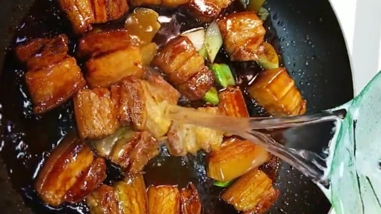 红烧肉,再加<a style='color:red;display:inline-block;' href='/shicai/ 788'>生抽</a>，<a style='color:red;display:inline-block;' href='/shicai/ 762'>老抽</a>，盐，适量清水没过五花肉多点