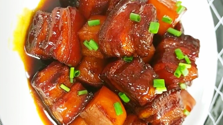 红烧肉,撒上葱花