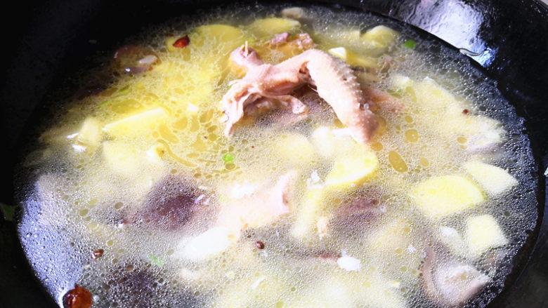 土豆香菇鸡汤,加入一碗的油鸡汤和三碗的清水,以及一些油鸡肉,这个比例可以让汤汁喝起来不油腻,鸡汤的鲜味又能很好的体现出来,