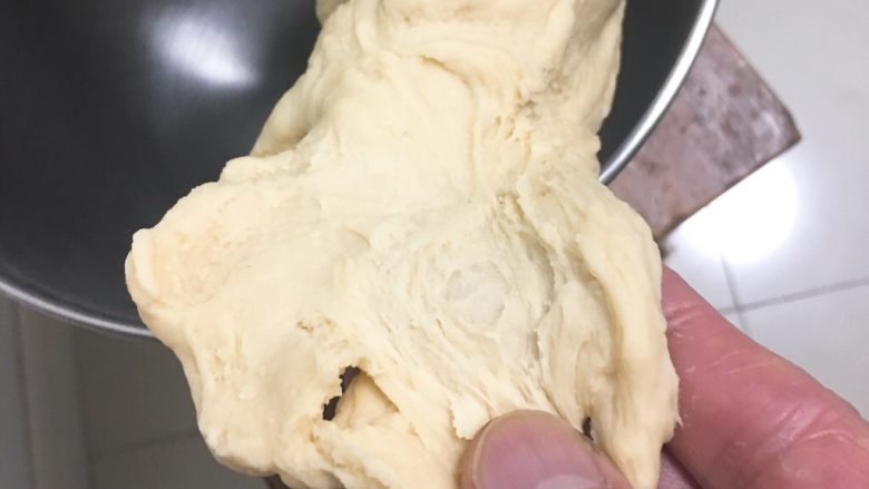 咖啡味吐司,厨师机中速揉面10分钟,检查面团硬湿度。