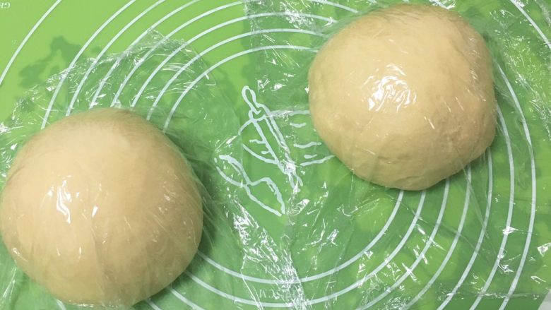 咖啡味吐司,面团分成两个剂子,盖上保鲜膜静置10分钟。