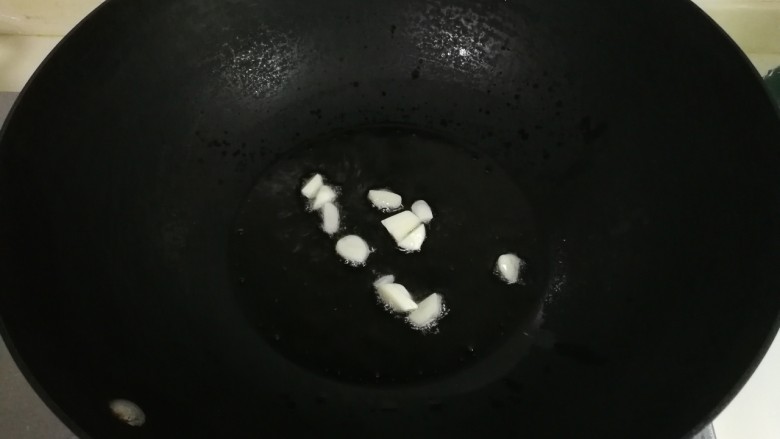 香干豆芽炒辣椒,锅热倒入两勺食用油,放入蒜片煎出香味