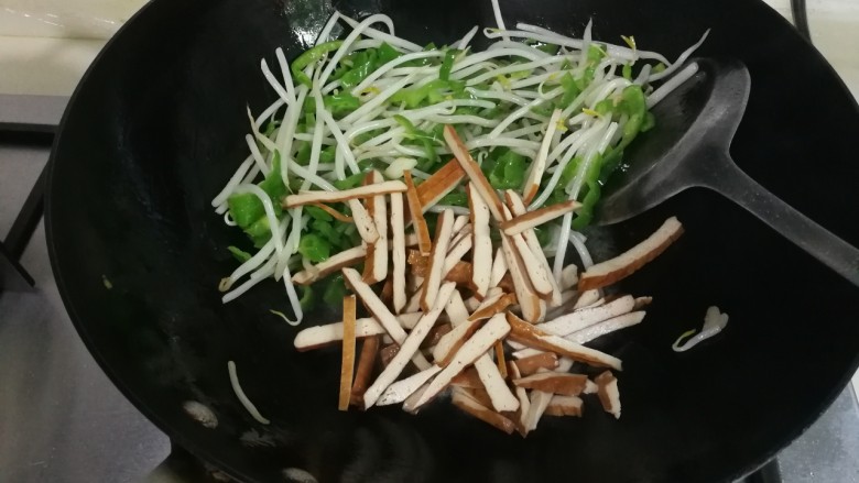 香干豆芽炒辣椒,放入香干翻炒片刻