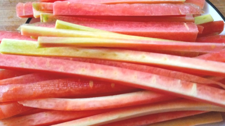 辣白菜肉松寿司卷,<a style='color:red;display:inline-block;' href='/shicai/ 25'>胡萝卜</a>切条