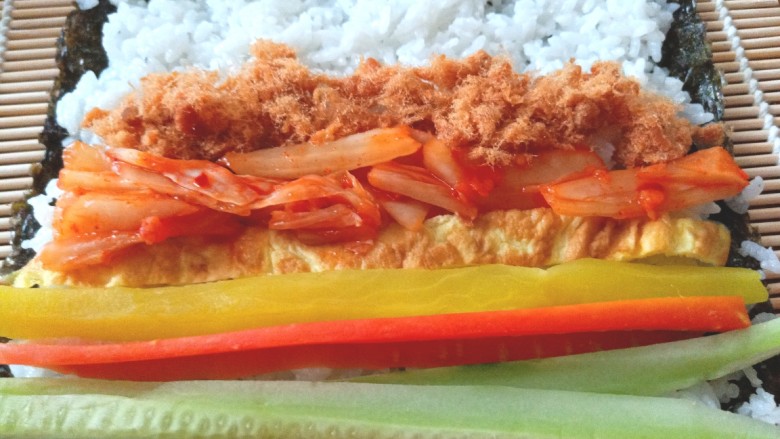 辣白菜肉松寿司卷,摆上黄瓜条,胡萝卜条,调味萝卜,辣白菜,肉松