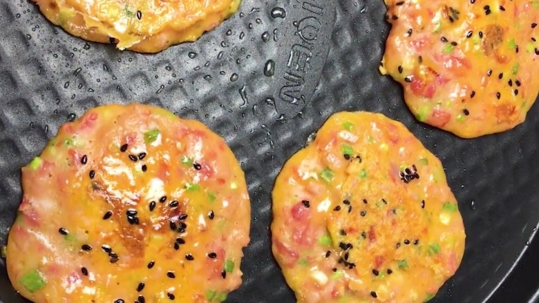 煎饼,煎至两面金黄