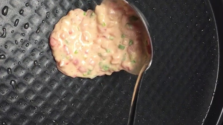 煎饼,锅中刷油，倒入面糊