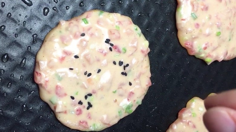 煎饼,上面撒上黑芝麻