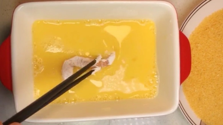 香酥炸鸡柳,再沾上<a style='color:red;display:inline-block;' href='/shicai/ 59311'>鸡蛋液</a>