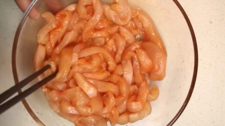 香酥炸鸡柳,搅拌均匀腌二十分钟