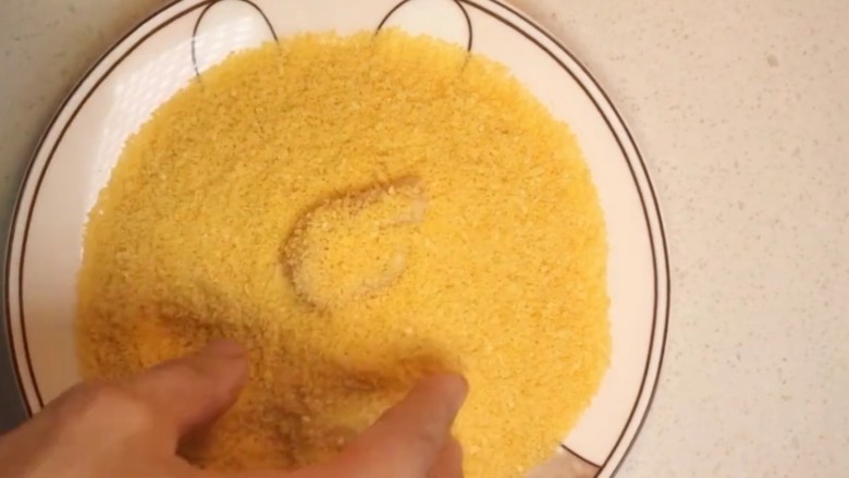 香酥炸鸡柳,最后裹上<a style='color:red;display:inline-block;' href='/shicai/ 588'>面包糠</a>