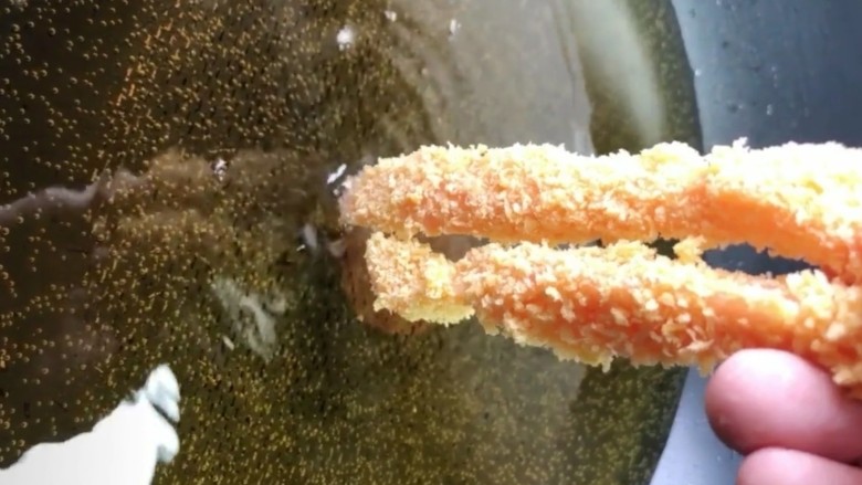 香酥炸鸡柳,油温五成热下火炸