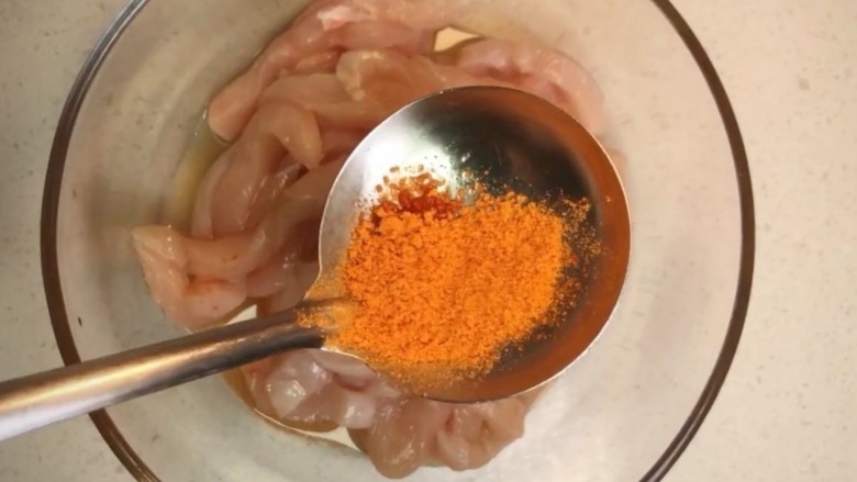 香酥炸鸡柳,放入碗中加<a style='color:red;display:inline-block;' href='/shicai/ 718'>料酒</a>，奥尔良腌料