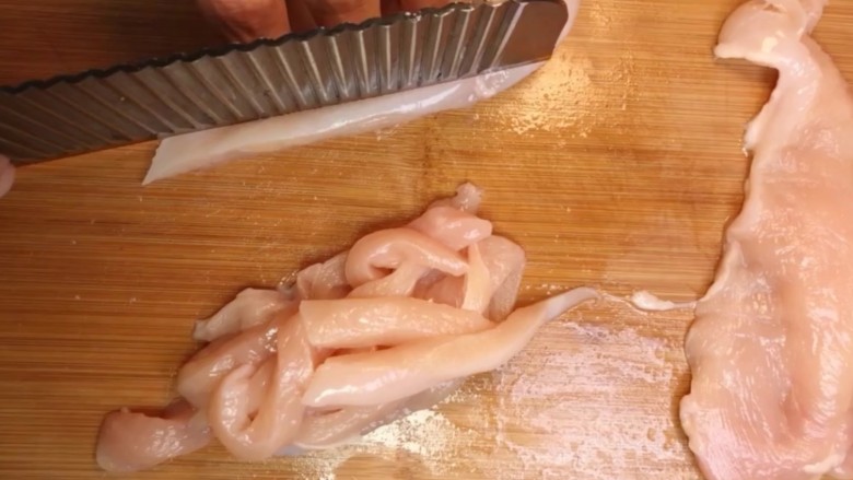 香酥炸鸡柳,<a style='color:red;display:inline-block;' href='/shicai/ 101'>鸡胸肉</a>洗净切成细条