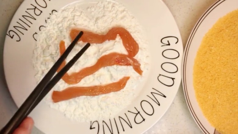 香酥炸鸡柳,腌好后沾上一层淀粉