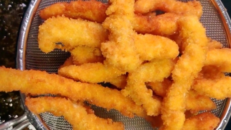香酥炸鸡柳,炸至外表金黄酥脆捞出