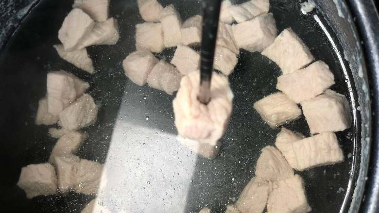 宝宝辅食:原味肉松,好的肉块用筷子轻松戳一下都会戳透,那么肉块就煮好了。先去预热烤箱,160度。