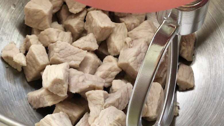 宝宝辅食:原味肉松,这个时候不要迟疑,趁热把肉块放到厨师机里,用搅拌桨中低速把肉打散