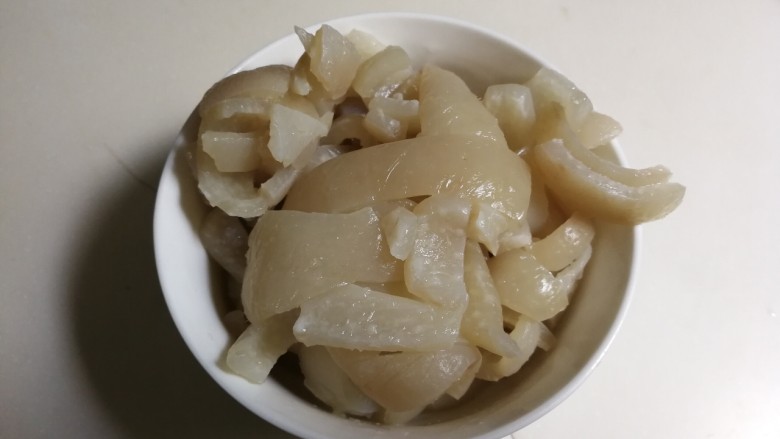 嫩滑胡萝卜皮冻,猪皮煮熟,刮去油脂清洗干净切小块