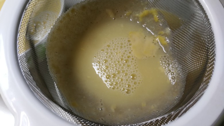 嫩滑胡萝卜皮冻,时间到了,用滤网过滤一遍肉皮糊,倒入碗中凉透,放入冰箱冷藏四小时以上
