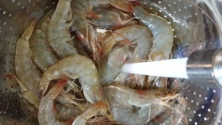 油焖大虾,准备鲜虾用水冲洗干净