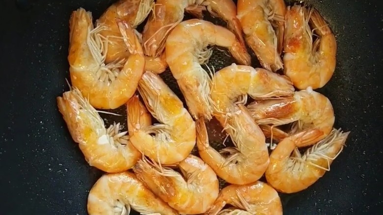 油焖大虾,煎至两面微红
