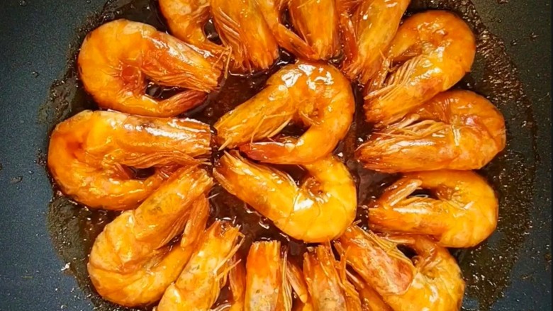 油焖大虾,大火收干汤汁即可，油焖大虾做好