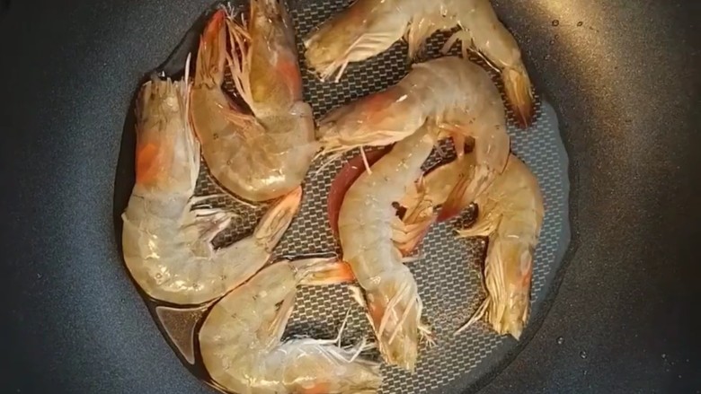 油焖大虾,锅烧油下入<a style='color:red;display:inline-block;' href='/shicai/ 296'>大虾</a>煎