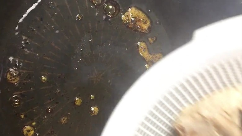 红烧排骨鹌鹑蛋,小火炒至香油色