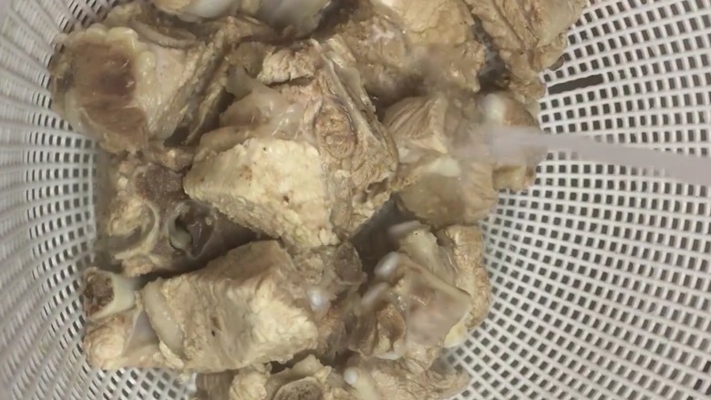 红烧排骨鹌鹑蛋,捞出洗净控水