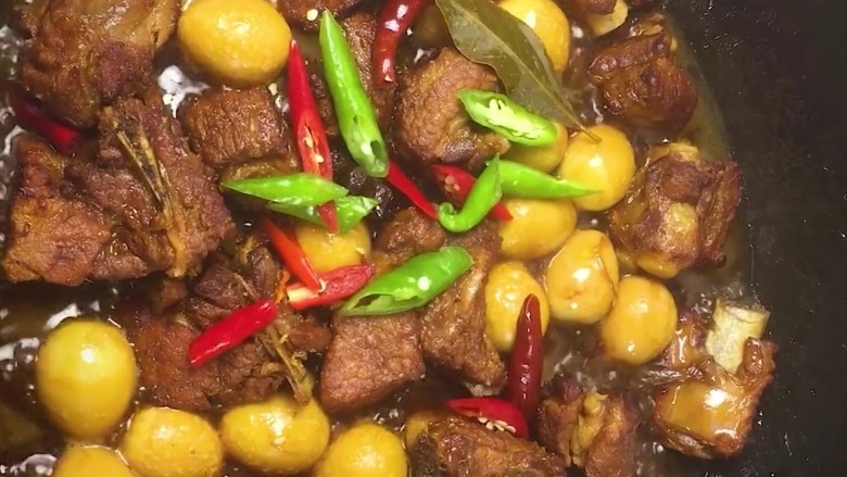 红烧排骨鹌鹑蛋,汤汁浓稠撒上青红椒出锅