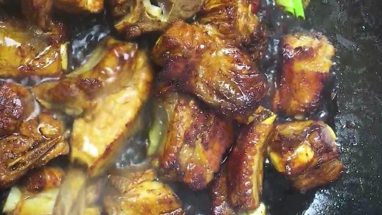 红烧排骨鹌鹑蛋,加适量清水没过排骨炖三十分钟