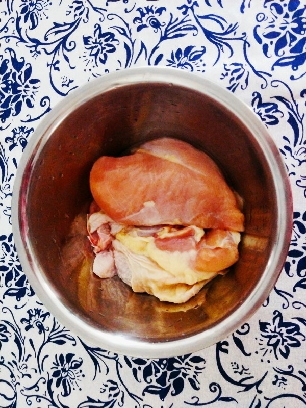 凉拌鸡,<a style='color:red;display:inline-block;' href='/shicai/ 92'>鸡腿</a>去骨和<a style='color:red;display:inline-block;' href='/shicai/ 101'>鸡胸肉</a>放一起
