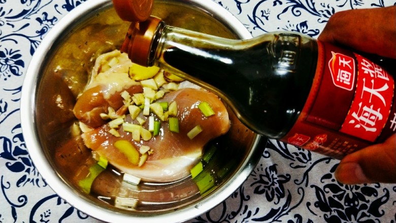 凉拌鸡,倒入海鲜酱油