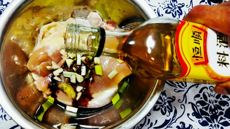凉拌鸡,倒入<a style='color:red;display:inline-block;' href='/shicai/ 718'>料酒</a>
