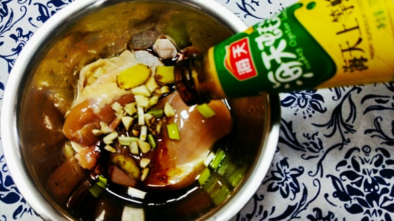 凉拌鸡,倒入<a style='color:red;display:inline-block;' href='/shicai/ 721'>蚝油</a>
