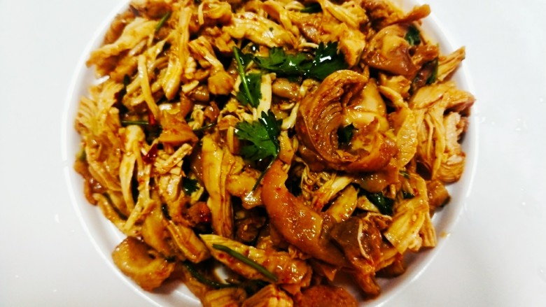 凉拌鸡,倒入盘中,美味的凉拌鸡就成了