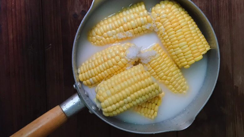 奶香玉米棒子,食材全部加完(除黄油外)
