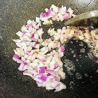 椒盐基围虾,锅里倒油,爆炒洋葱丁