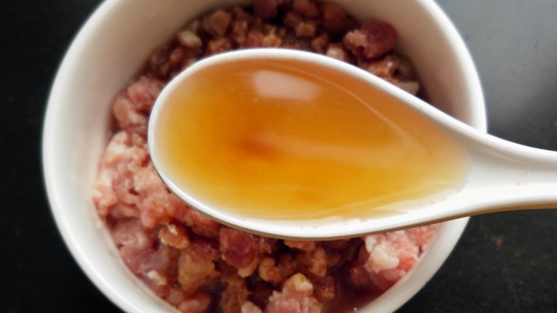 毛豆米炒肉沫,一勺<a style='color:red;display:inline-block;' href='/shicai/ 718'>料酒</a>。