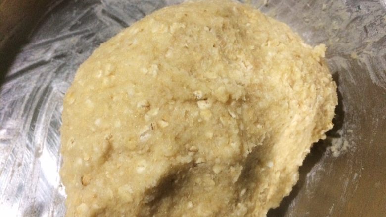香酥好吃的燕麦椰蓉小酥球,然后加入第一步的粉类混合,用刮刀拌匀后整成团;