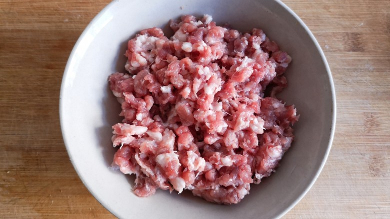 蛋饺烩丝瓜,肉馅准备8:2(瘦:肥)的五花肉馅。