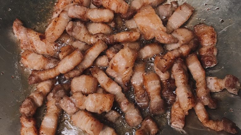 青梅煮酒 梅子炖肉 肥而不腻清口美味,四面金黄即可,这时候会编出超级多的猪油,可以沥出来一点,也可以留下毕竟香嘛😋